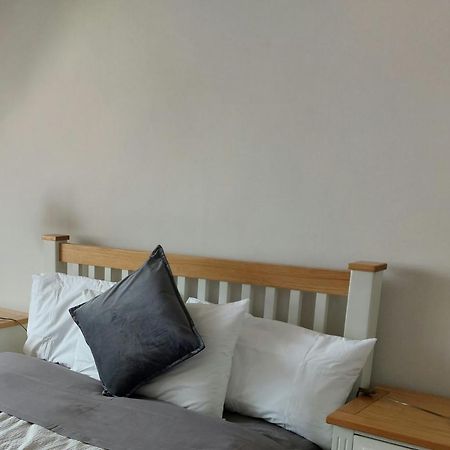 Cathedral Court Apartment Енис Екстериор снимка