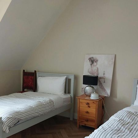 Cathedral Court Apartment Енис Екстериор снимка