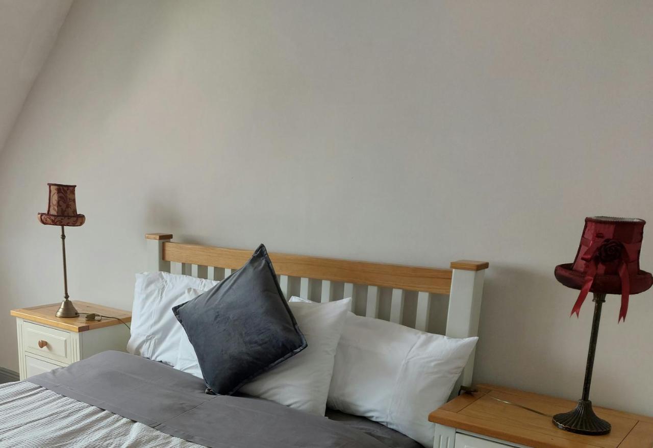 Cathedral Court Apartment Енис Екстериор снимка
