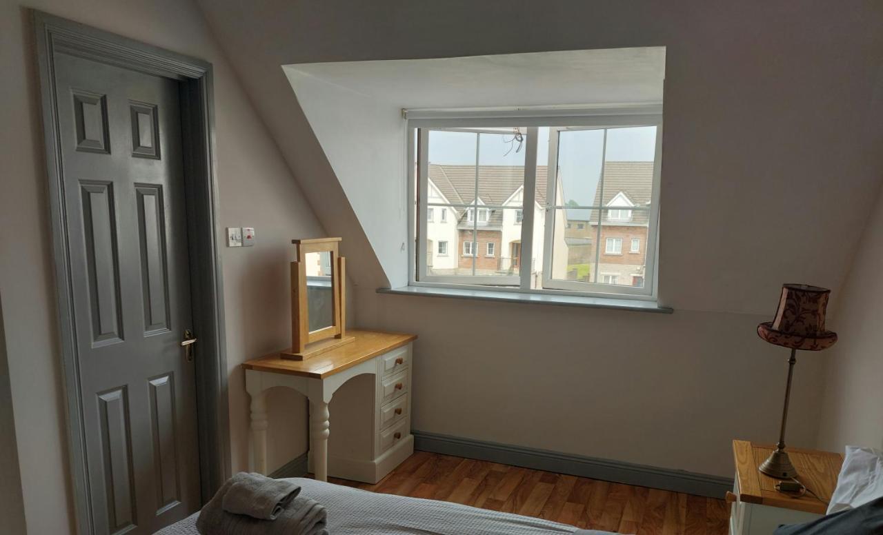 Cathedral Court Apartment Енис Екстериор снимка