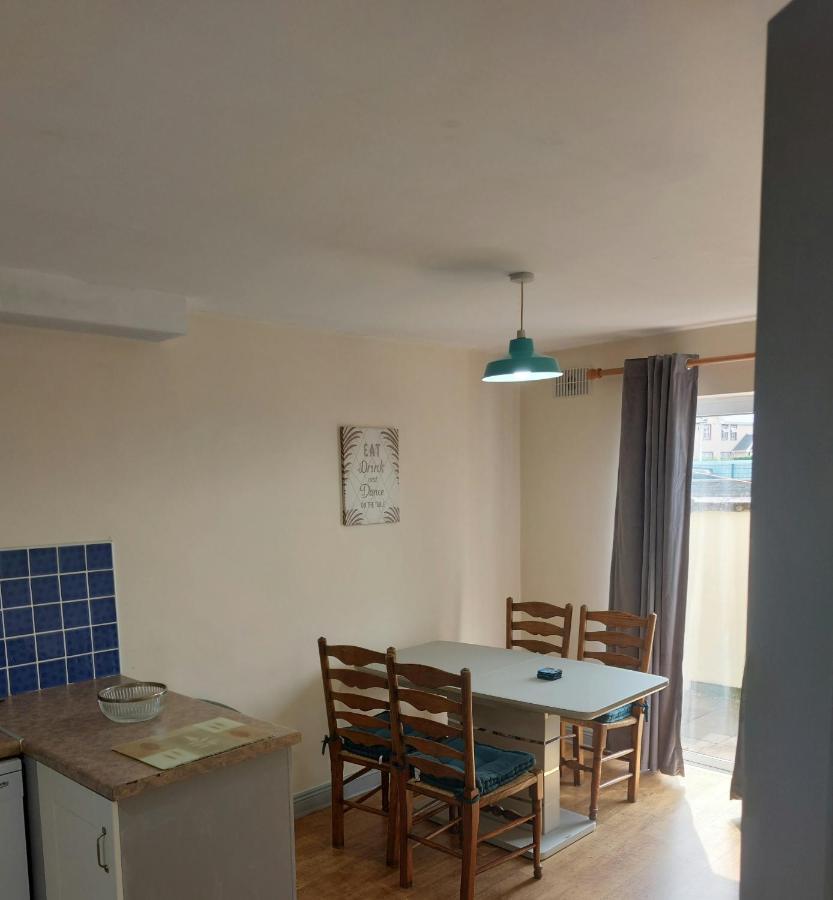 Cathedral Court Apartment Енис Екстериор снимка