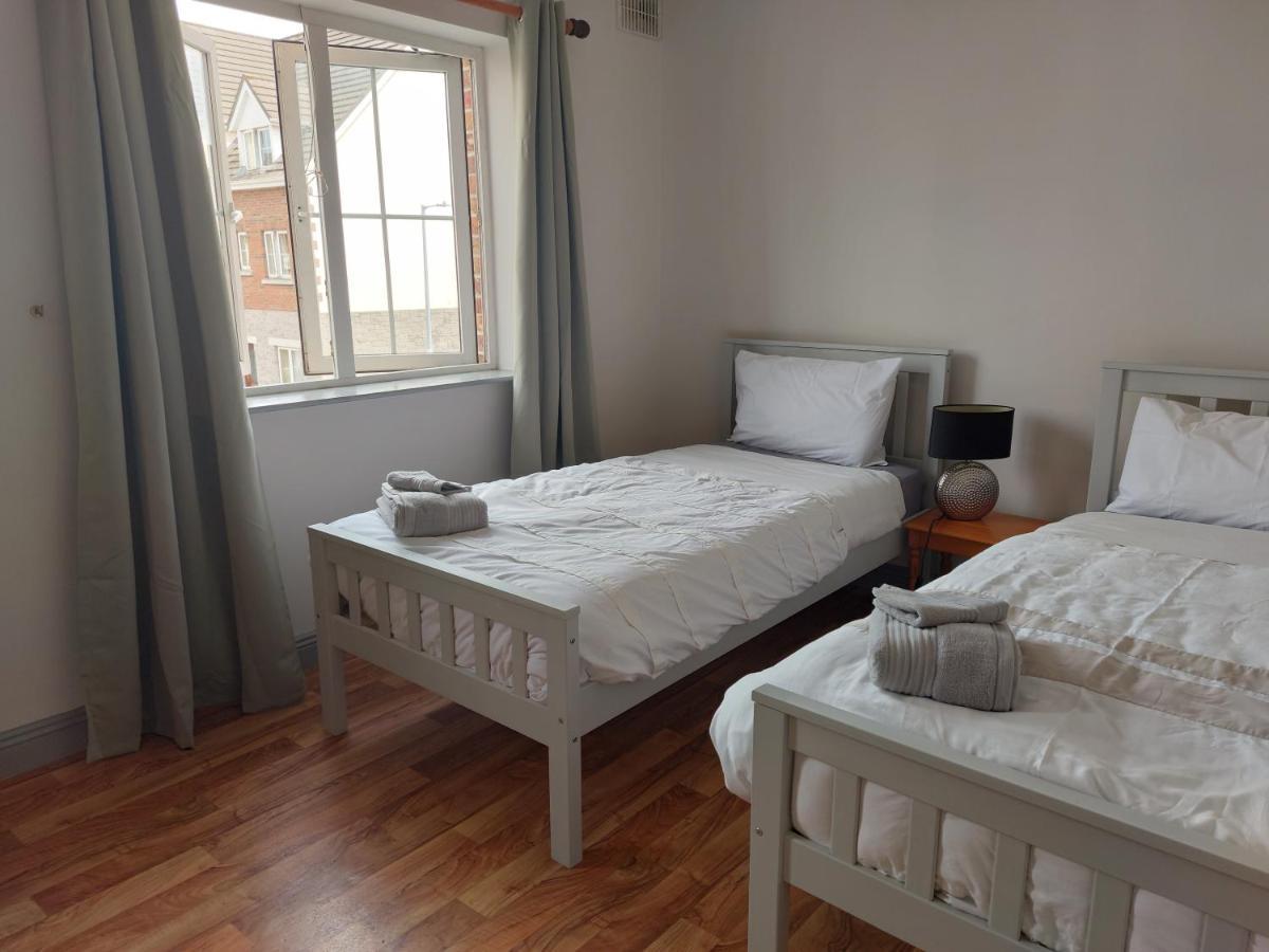 Cathedral Court Apartment Енис Екстериор снимка