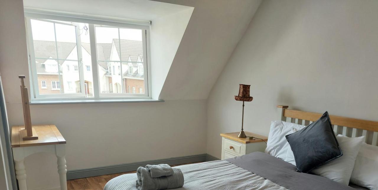 Cathedral Court Apartment Енис Екстериор снимка