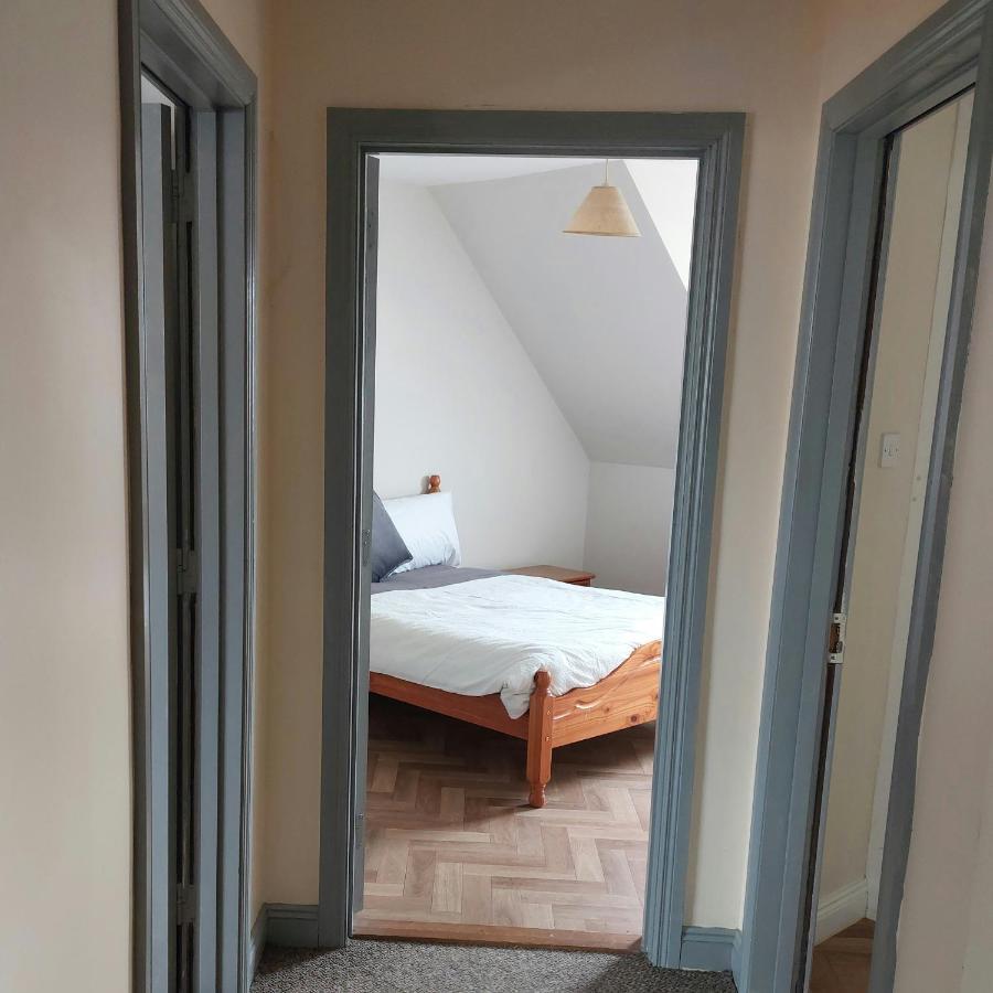 Cathedral Court Apartment Енис Екстериор снимка