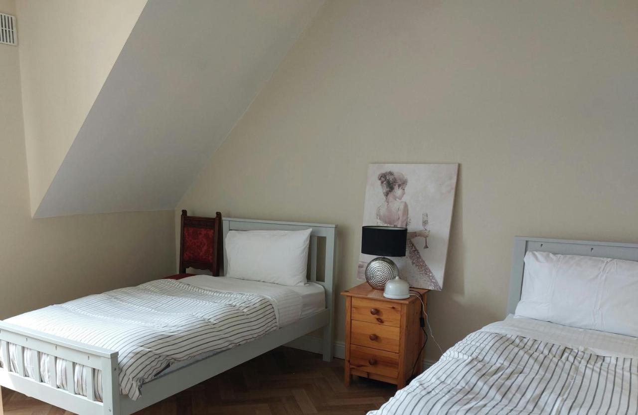 Cathedral Court Apartment Енис Екстериор снимка