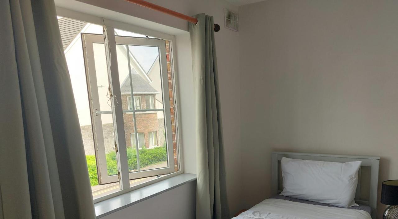 Cathedral Court Apartment Енис Екстериор снимка