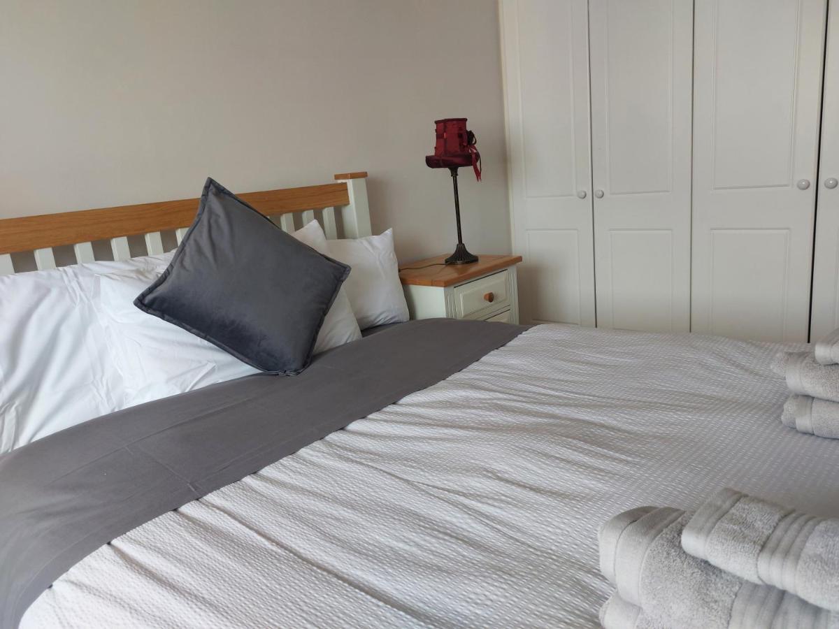 Cathedral Court Apartment Енис Екстериор снимка
