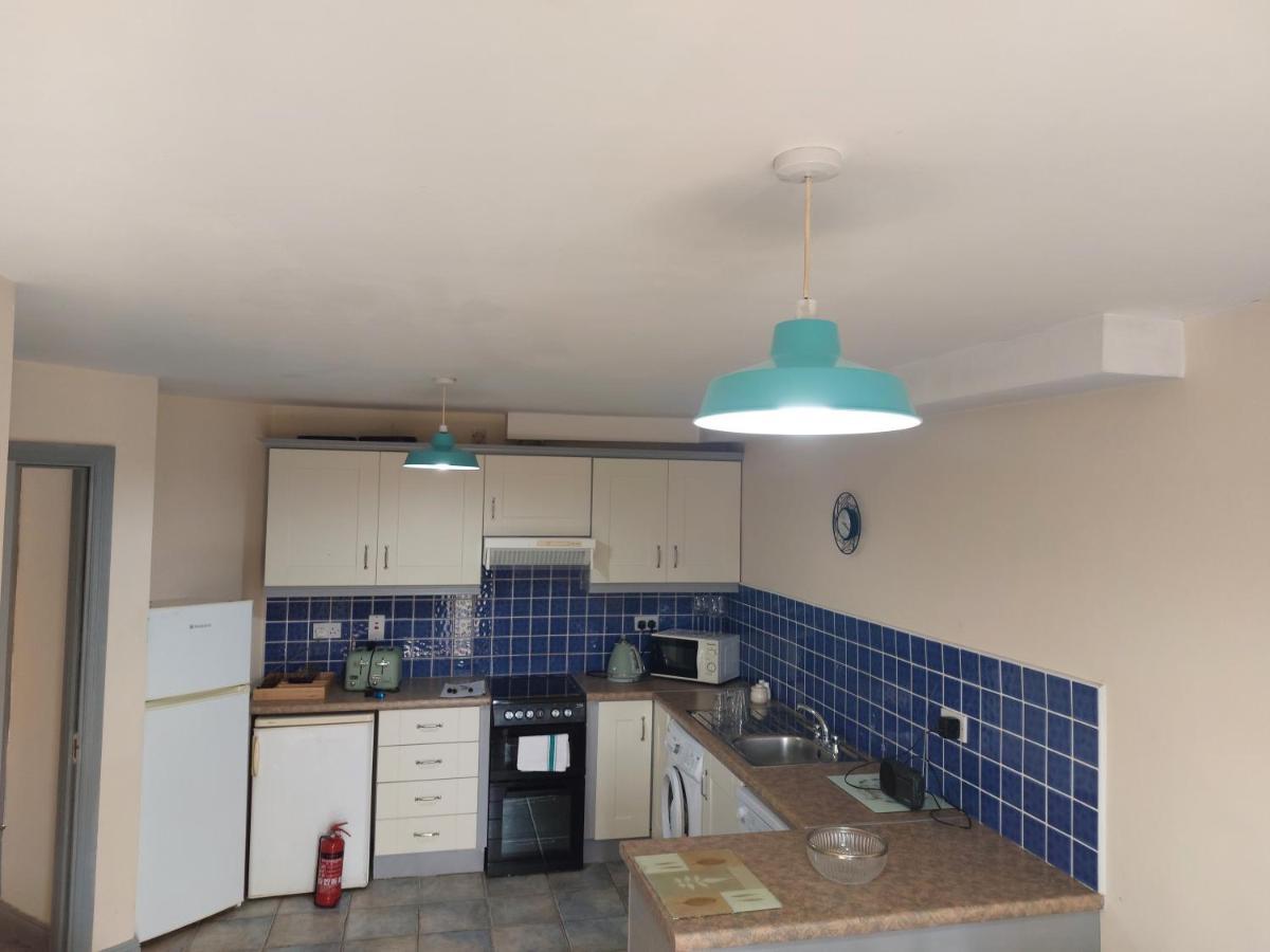 Cathedral Court Apartment Енис Екстериор снимка