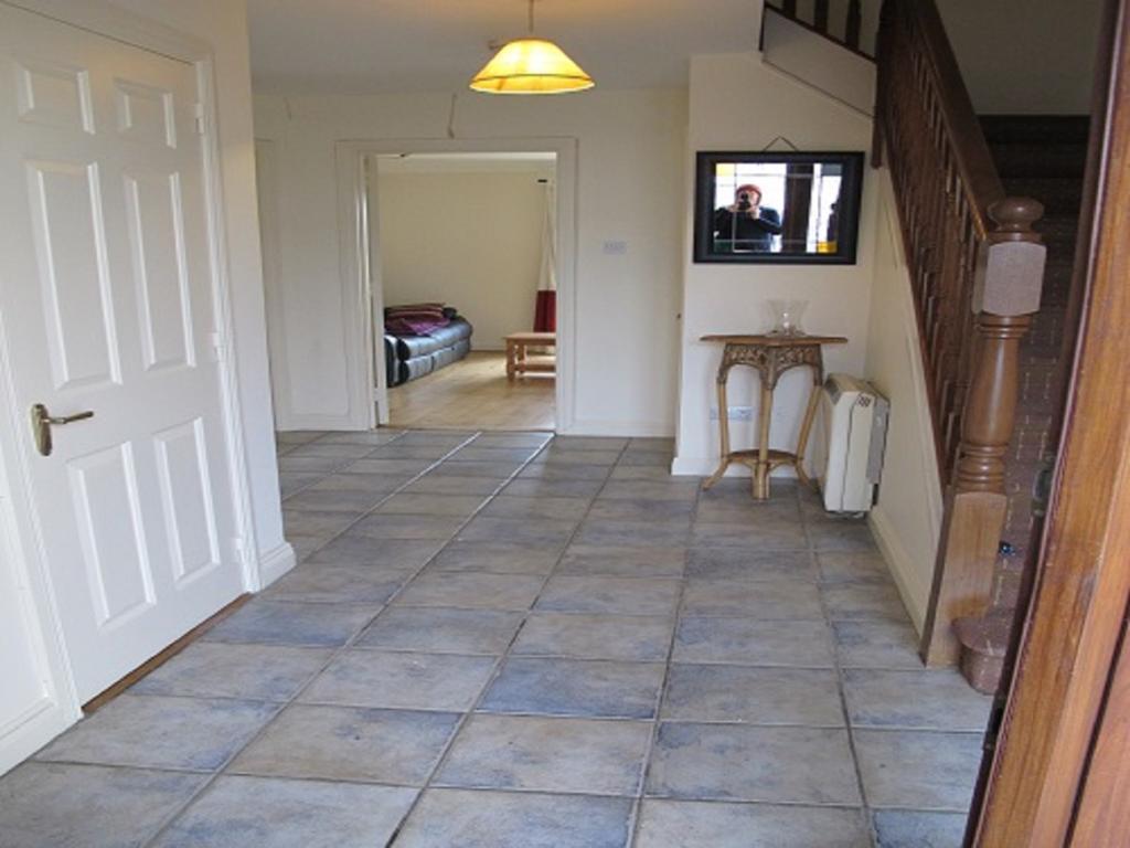 Cathedral Court Apartment Енис Екстериор снимка